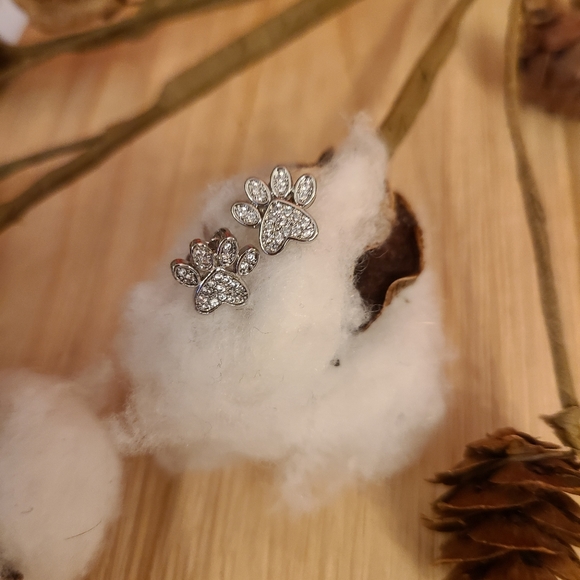 🐾🐾NEW🐾🐾Super Adorable Paw Print earrings with CZ'S - Picture 7 of 13